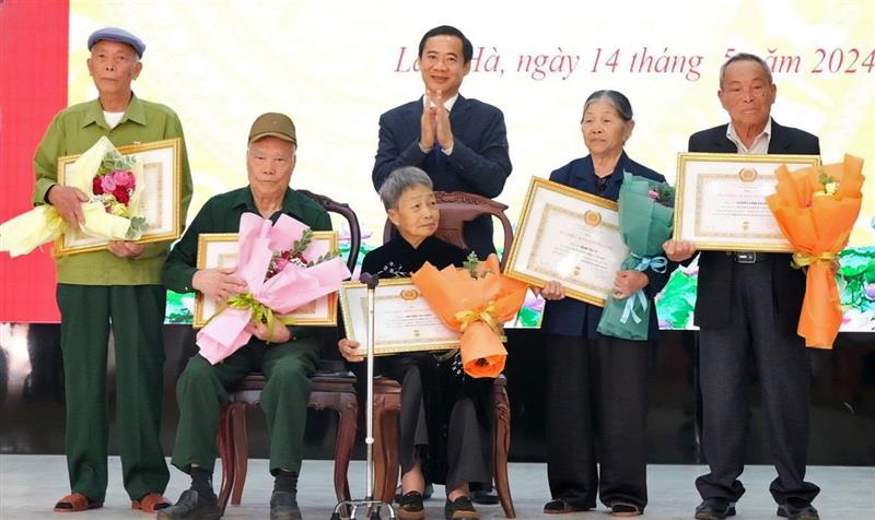 Quyền Bí thư Tỉnh ủy Lâm Đồng Nguyễn Thái Học trao Huy hiệu 60 năm tuổi Đảng cho các đảng viên