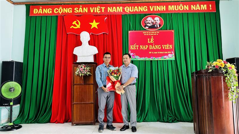 Đồng chí Hoàng Văn Quỳnh - Trưởng Ban Tổ chức Huyện ủy Đạ Tẻh đã trao quyết định kết nạp đảng viên cho quần chúng Lê Duy Nhã