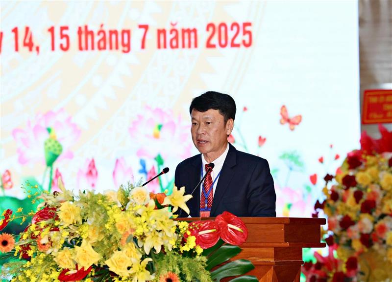 Đồng chí Trần Hùng Dũng, Phó Bí thư Đảng ủy, Chủ tịch UBND xã Đơn Dương trình bày Báo cáo góp ý dự thảo Văn kiện Đại hội đại biểu Đảng bộ tỉnh Lâm Đồng lần thứ I, nhiệm kỳ 2025 - 2030; văn kiện Đại hội XIV của Đảng