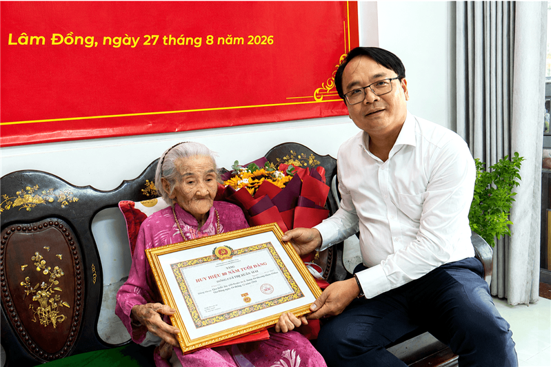 Đồng chí Đặng Hồng Sỹ, Phó Bí thư Thường trực Tỉnh ủy Lâm Đồng trao Huy hiệu 80 năm tuổi Đảng đợt 2/9 cho đảng viên Lâm Thị Xuân Mai