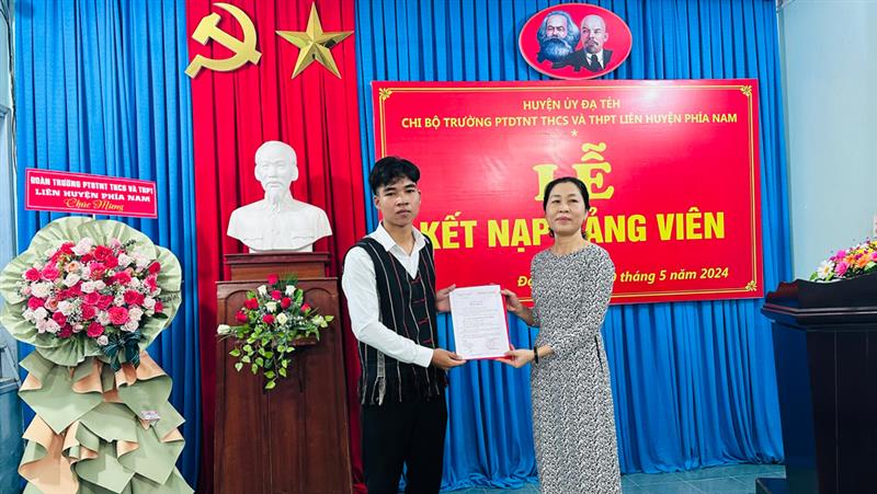 Đồng chí Nguyễn Thị Trung Lan – Bí thư Chi bộ, Hiệu trưởng nhà trường trao quyết định kết nạp đảng viên của Ban Thường vụ Huyện ủy Đạ Tẻh đối với K’ Chương