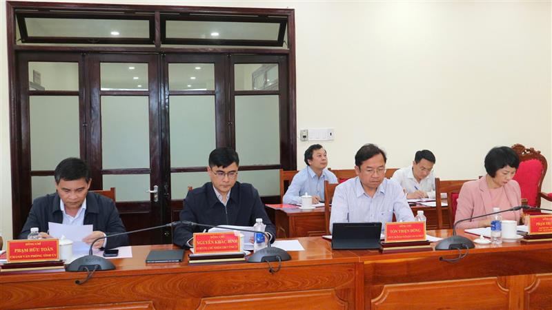 Đồng chí Phạm Thị Phúc - Phó Bí thư Thường trực Tỉnh ủy, Chủ tịch HĐND tỉnh và các đồng chí Ủy viên Ban Thường vụ Tỉnh ủy tham dự buổi làm việc