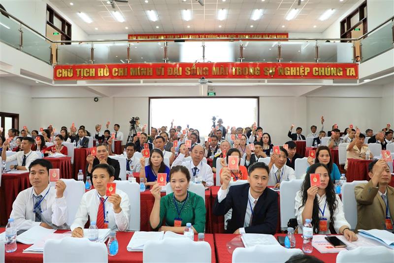 Các đại biểu biểu quyết thông qua Nghị quyết Đại hội đại biểu Đảng bộ xã Đơn Dương lần thứ I, nhiệm kỳ 2025 - 2030.