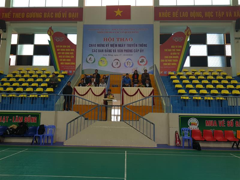 Đồng chí Trần Duy Hùng - UVBTVTU, Trưởng Ban Tổ chức Tỉnh ủy, Trưởng khối thi đua phát biểu khai mạc