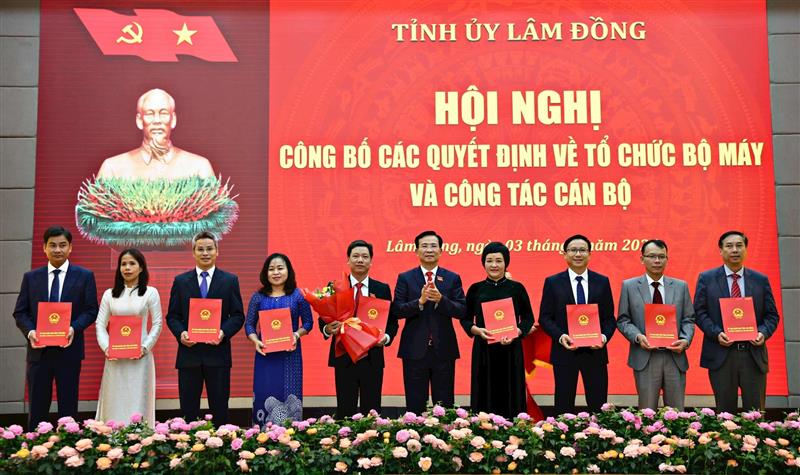 Trao quyết định bổ nhiệm chức vụ Giám đốc Sở Tài chính cho đồng chí Phan Thế Hạnh và các đồng chí cấp phó