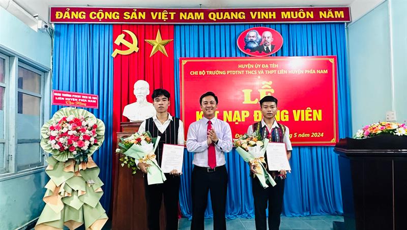 Đồng chí Phan Đức Thái – Phó Bí thư Thường trực Huyện ủy Đạ Tẻh tặng hoa chúc mừng 2 đảng viên vừa được kết nạp