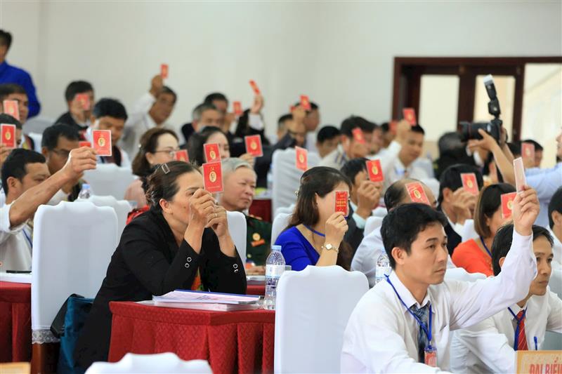 Các đại biểu biểu quyết thông qua Nghị quyết Đại hội Đại biểu Đảng bộ xã Đơn Dương lần thứ I