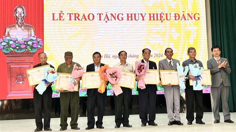 Đồng chí Nguyễn Văn Sơn - Bí thư Huyện ủy Lâm Hà trao Huy hiệu Đảng cho các đảng viên