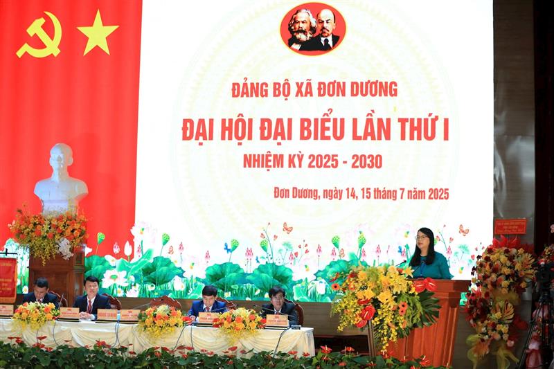 Đồng chí Dương Thị Ngà, Bí thư Đảng ủy, Chủ tịch HĐND xã Đơn Dương phát biểu bế mạc Đại hội