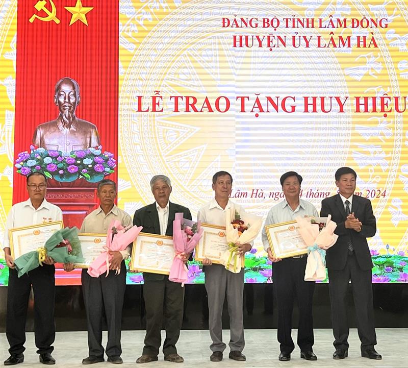 Phó Bí thư Thường trực Huyện ủy Lâm Hà Nguyễn Văn Tân trao Huy hiệu Đảng cho các đảng viên