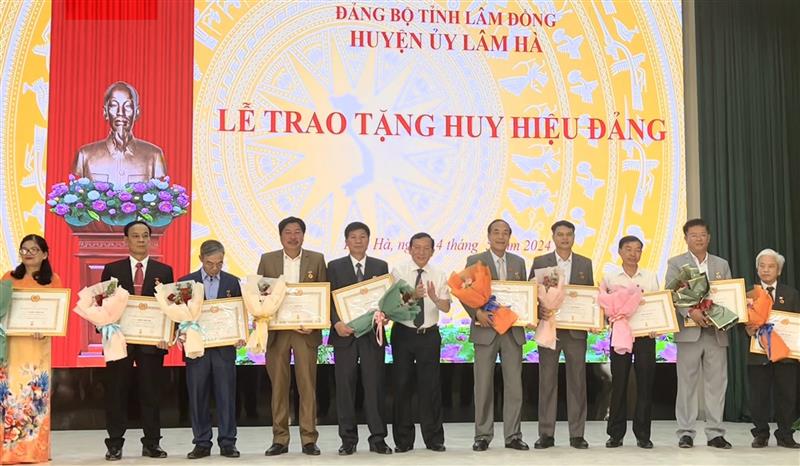 Đồng chí Nguyễn Văn Hoàng - Chủ tịch UBND huyện Lâm Hà trao Huy hiệu Đảng cho các đảng viên