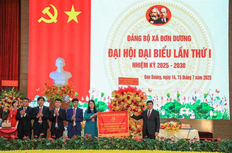 Bí thư Tỉnh ủy Lâm Đồng tặng bức trướng của Ban Chấp hành Đảng bộ tỉnh Lâm Đồng chúc mừng Đại hội Đảng bộ xã Đơn Dương