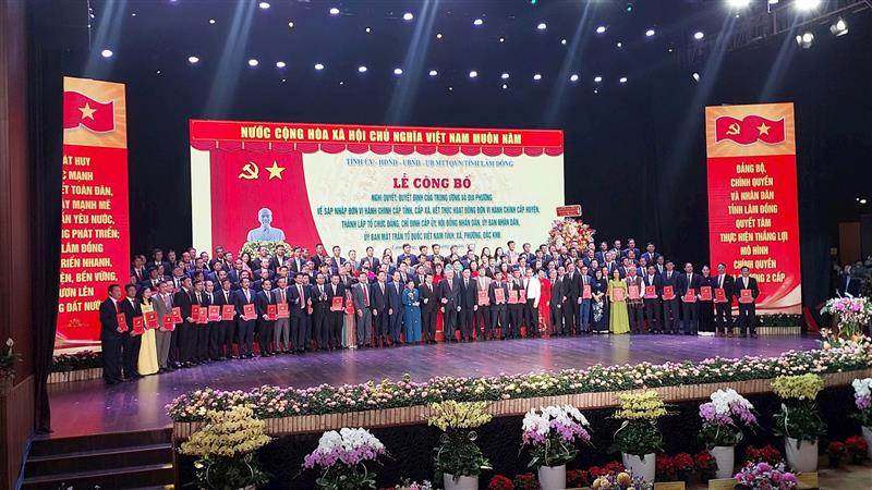Bí thư các xã, phường, đặc khu chụp ảnh cùng lãnh đạo Trung ương và Tỉnh