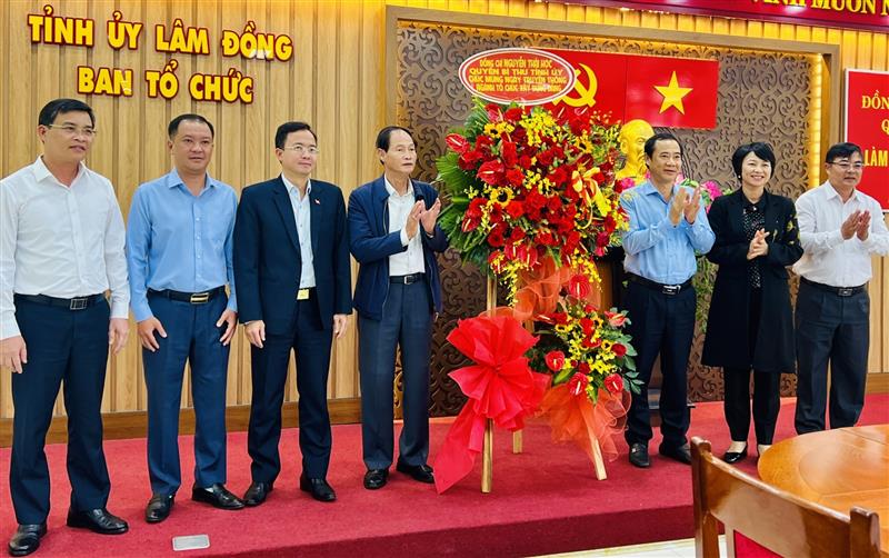 Quyền Bí thư Tỉnh uỷ Nguyễn Thái Học cùng các đồng chí lãnh đạo tặng hoa chúc mừng Ban Tổ chức Tỉnh ủy nhân dịp kỷ niệm 94 năm Ngày truyền thống ngành Tổ chức Xây dựng Đảng (14/10/1930 - 14/10/2024)