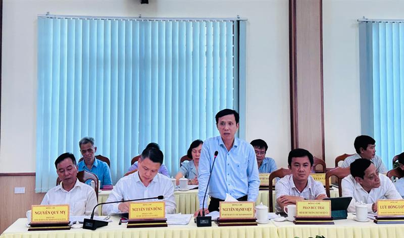 Đồng chí Nguyễn Mạnh Việt - Bí thư Huyện ủy Đạ Tẻh báo cáo tại Hội nghị