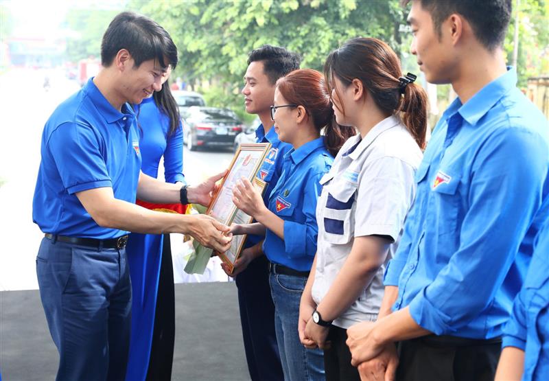 Đồng chí Nguyễn Ngọc Lương, Bí thư Thường trực Trung ương Đoàn Thanh niên Cộng sản Hồ Chí Minh trao bằng khen tặng thanh niên công nhân tiêu biểu của tỉnh Bắc Ninh_Nguồn: thieunien.vn