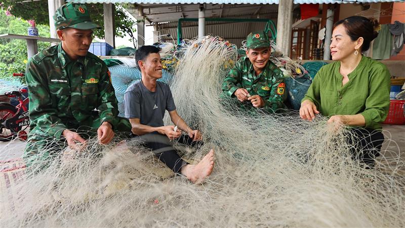 Cán bộ, chiến sĩ công an nhân dân tuyên truyền chủ trương của Đảng, chính sách, pháp luật của Nhà nước tới đồng bào dân tộc thiểu số tỉnh Lai Châu (Nguồn: vanhocnghethuatlaichau.vn)