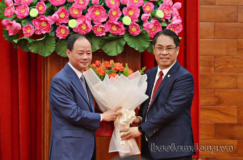 Phó Trưởng Ban Tổ chức Trung ương Phan Thăng An (bên phải) tặng hoa chúc mừng đồng chí Trần Hồng Thái