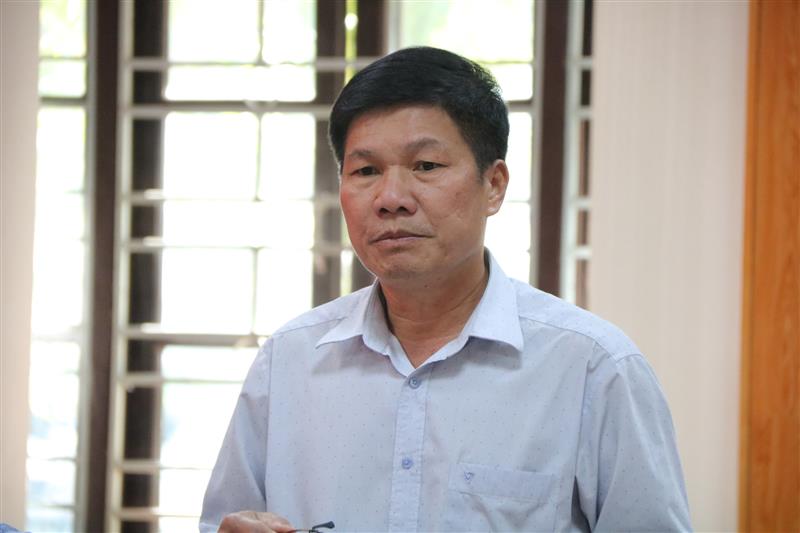 Đồng chí Nguyễn Văn Tân - Phó Bí thư Thường trực Huyện ủy Lâm Hà báo cáo với đoàn công tác