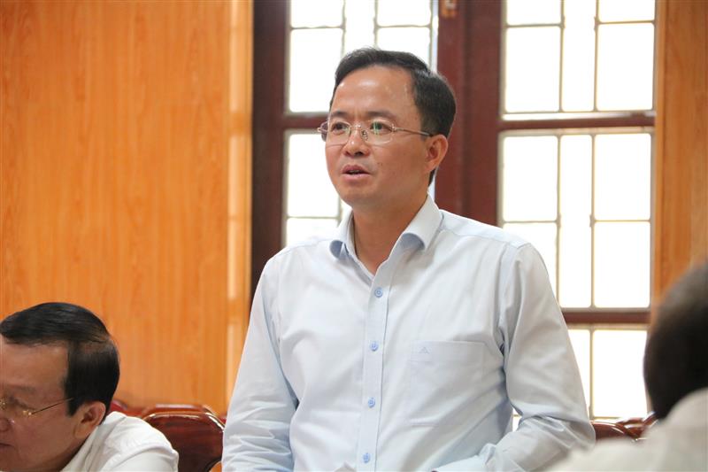 Đồng chí Nguyễn Văn Lộc - Bí thư Huyện ủy Đam Rông báo cáo với đoàn công tác