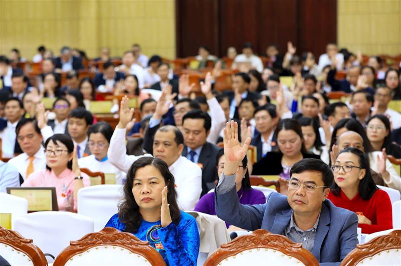 Các đại biểu biểu quyết thông qua nghị quyết tại kỳ họp