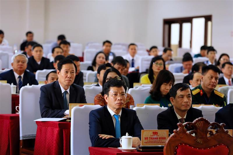 Các đại biểu theo dõi ý kiến của các lãnh đạo Trung ương và tỉnh Lâm Đồng tại hội nghị rút kinh nghiệm