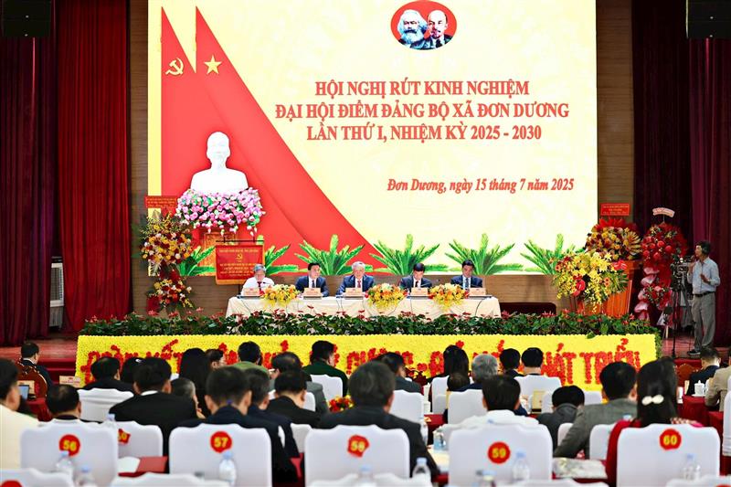 các đồng chí điều hành Hội nghị