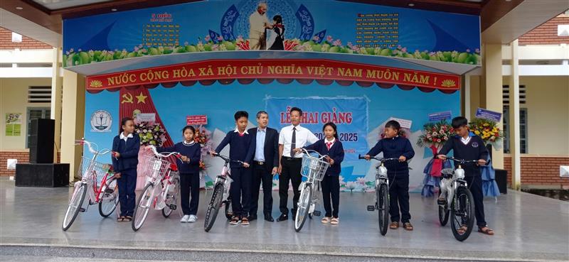 Đồng chí Nguyễn Hữu Chi - Phó Trưởng ban Tổ chức Huyện ủy Đơn Dương trao tặng xe đạp cho 6 em học sinh có hoàn cảnh khó khăn tại Trường THCS Pró