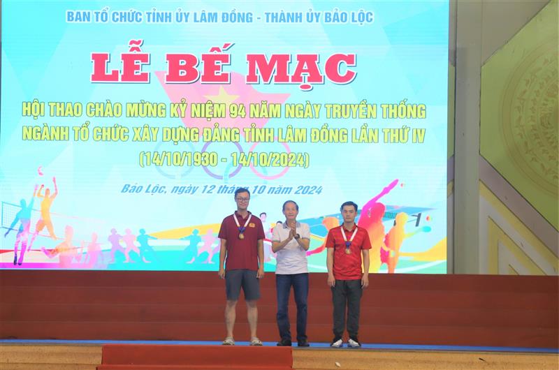 Ban tổ chức trao huy chương cho các vận động viên đạt thành tích xuất sắc tại Hội thao