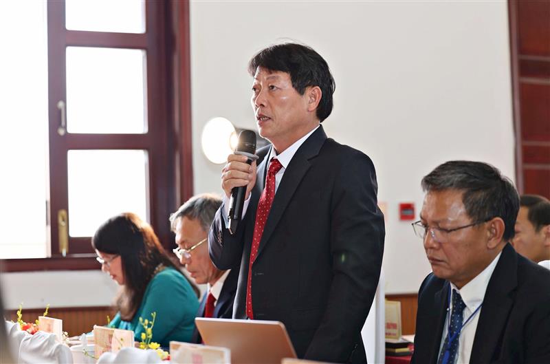 Đồng chí Nguyễn Hồng Pháp, Ủy viên Ban Thường vụ Tỉnh ủy, Bí thư Đảng ủy Phường Bình Thuận đóng góp ý kiến rút kinh nghiệm Đại hội