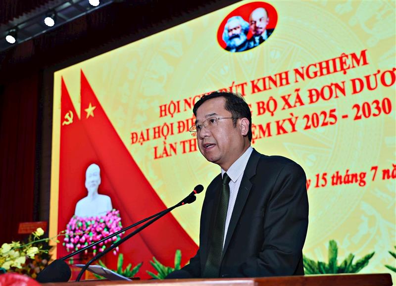 Đồng chí Tôn Thiện Đồng, Ủy viên Ban Thường vụ, Trưởng Ban Tổ chức Tỉnh ủy báo cáo rút kinh nghiệm Đại hội điểm Đảng bộ xã Đơn Dương lần thứ I, nhiệm kỳ 2025 - 2030