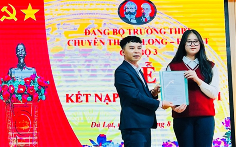 Em Nguyễn Thị Thu Thảo- Học sinh lớp 12 chuyên Văn-Trường THPT Chuyên Thăng Long Đà Lạt: