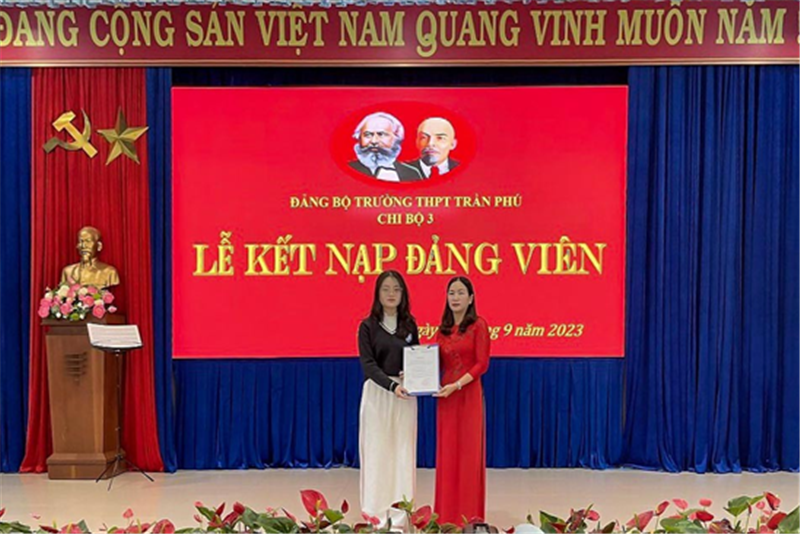 Em Lê Nguyễn Khánh Băng- Học sinh lớp 12 A2, Trường THPT Trần Phú, TP Đà Lạt 