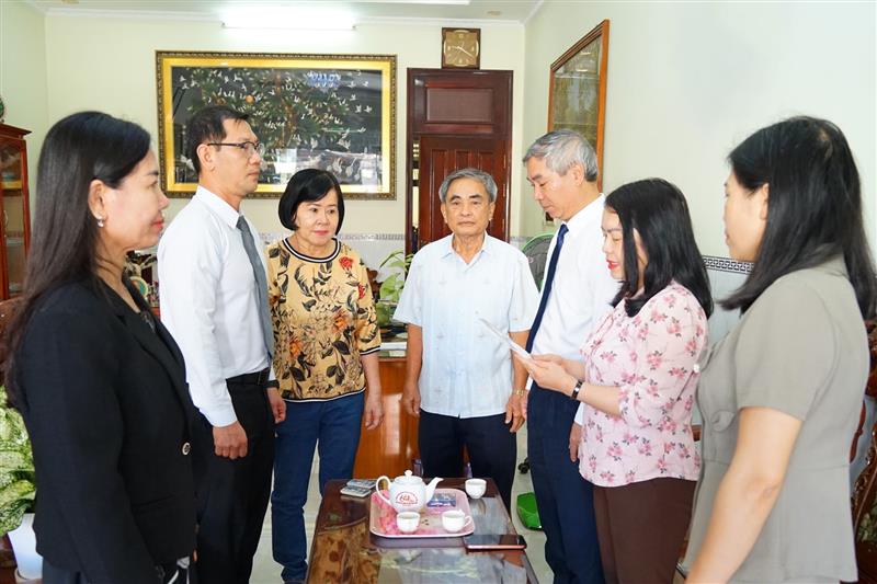 Đồng chí Đỗ Thị Quế Phương, Phó Chủ tịch Ủy ban MTTQ Việt Nam tỉnh thông qua quyết định trao tặng Huy hiệu 55 tuổi Đảng tại nhà riêng đồng chí Phạm Quang Đinh, phường Hàm Thắng, tỉnh Lâm Đồng