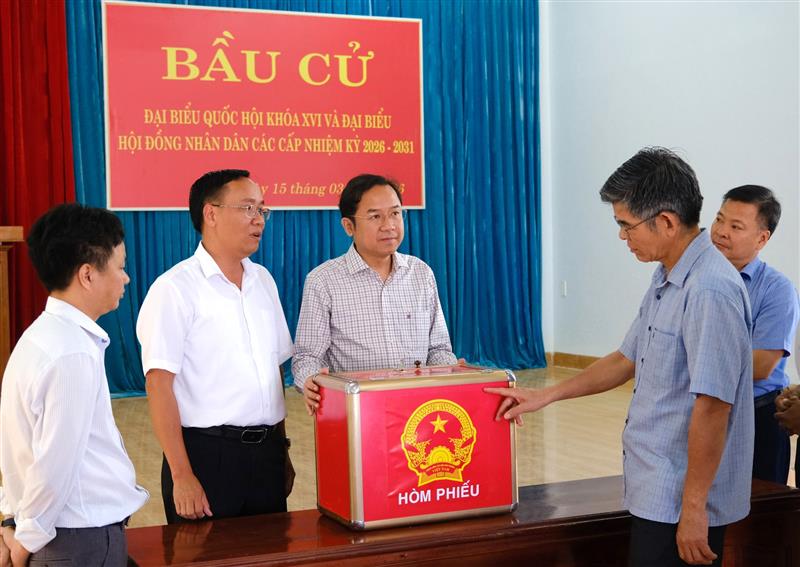 Trưởng Ban Tổ chức Tỉnh ủy Lâm Đồng Tôn Thiện Đồng kiểm tra khu vực bỏ phiếu tại các điểm bầu cử xã Cát Tiên 3