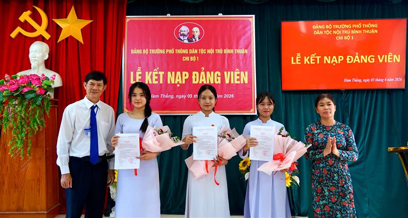 Lễ kết nạp đảng viên tại Trường Phổ thông Dân tộc Nội trú Bình Thuận