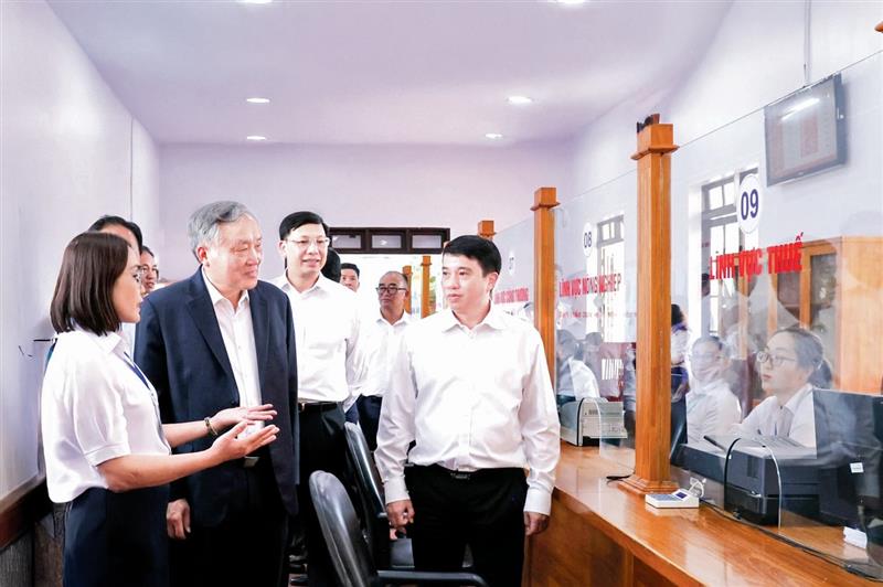 Phó Thủ tướng Thường trực Nguyễn Hoà Bình cùng lãnh đạo tỉnh Lâm Đồng trong một lần kiểm tra hoạt động tại xã Đức Trọng