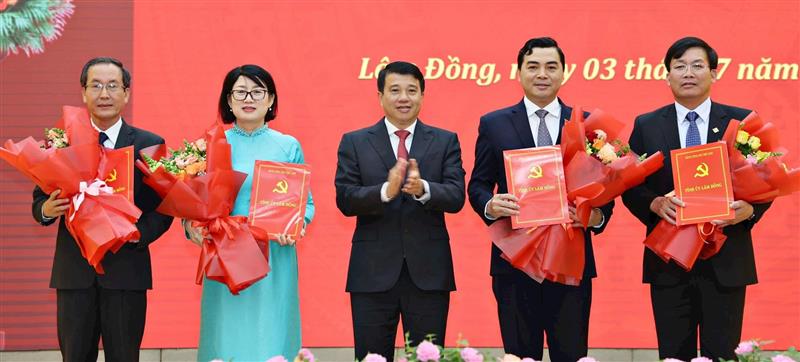 Bí thư Tỉnh ủy Lâm Đồng Y Thanh Hà Niê Kđăm trao quyết định thành lập Đảng bộ Các cơ quan Đảng tỉnh Lâm Đồng trực thuộc Đảng bộ tỉnh Lâm Đồng; quyết định chỉ định Ban Chấp hành, Ban Thường vụ, Bí thư và Phó Bí thư Đảng ủy Các cơ quan Đảng tỉnh nhiệm kỳ 2020 - 2025.