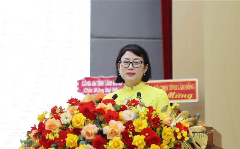 1 / 16  Đồng chí Lê Thị Hải Duyên, Tỉnh ủy viên, Phó Bí thư Đảng ủy trình bày tóm tắt dự thảo Báo cáo chính trị của Ban Chấp hành Đảng bộ trình đại hội