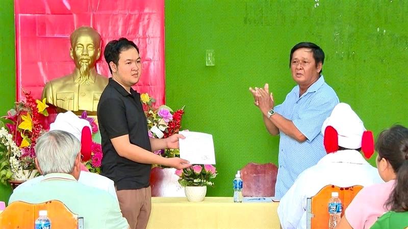 Ông Bố Thanh Nha - Bí thư Chi bộ thôn Bình Tiến trao quyết định cho quần chúng ưu tú đi học lớp cảm tình Đảng
