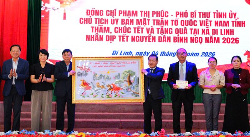 Phó Bí thư Tỉnh ủy Lâm Đồng Phạm Thị Phúc tặng bức tranh Mã đáo thành công cho xã Di Linh