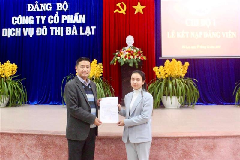 Đảng bộ Công ty Cổ phần Dịch vụ Đô thị Đà Lạt luôn quan tâm thực hiện nhiệm vụ phát triển đảng viên để bổ sung nguồn lực trẻ, có trình độ cho Đảng