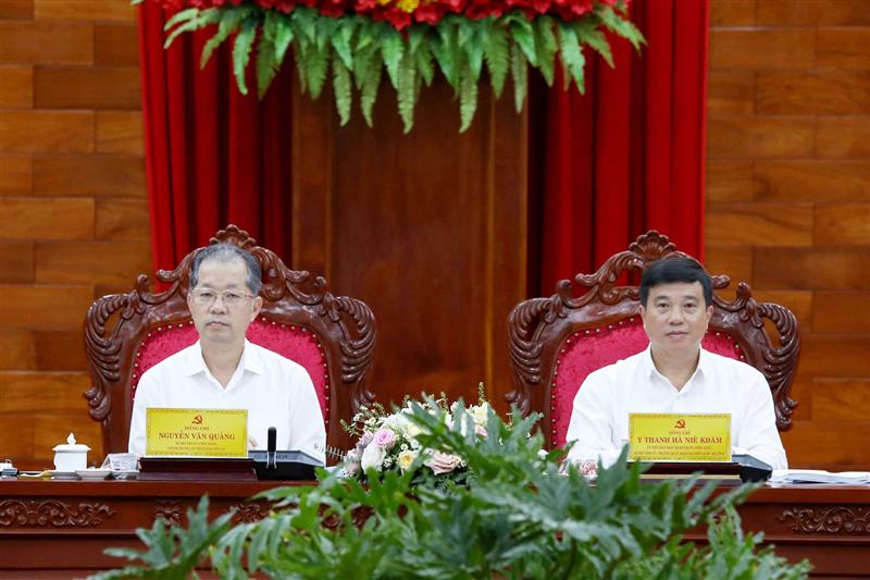 Các đồng chí: Nguyễn Văn Quảng, Bí thư Trung ương Đảng, Chánh án Tòa án nhân dân tối cao (bên trái); Y Thanh Hà Niê Kđăm, Ủy viên Ban Chấp hành Trung ương Đảng, Bí thư Tỉnh ủy, Trưởng Đoàn ĐBQH tỉnh Lâm Đồng (bên phải) chủ trì hội nghị