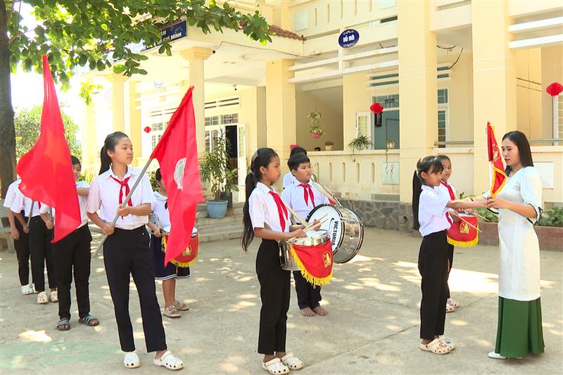 Cô Thông Thị Lợi tập cho học sinh đánh trống
