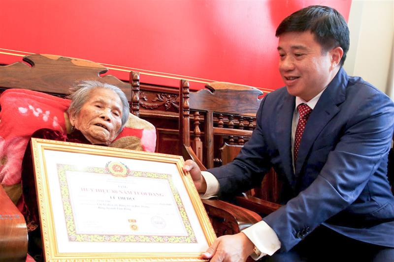Đồng chí Y Thanh Hà Niê Kđăm, Ủy viên Ban Chấp hành Trung ương Đảng, Bí thư Tỉnh ủy, Trưởng Đoàn ĐBQH tỉnh Lâm Đồng trao Huy hiệu 80 năm tuổi Đảng cho đảng viên Lê Thị Dục