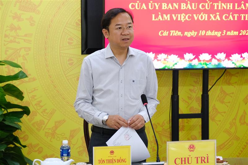 Đồng chí Tôn Thiện Đồng, Trưởng Ban Tổ chức Tỉnh ủy, Tổ trưởng Tổ kiểm tra số 3, thuộc Đoàn kiểm tra số 2, Ủy ban Bầu cử tỉnh Lâm Đồng kiểm tra công tác bầu cử tại xã Cát Tiên
