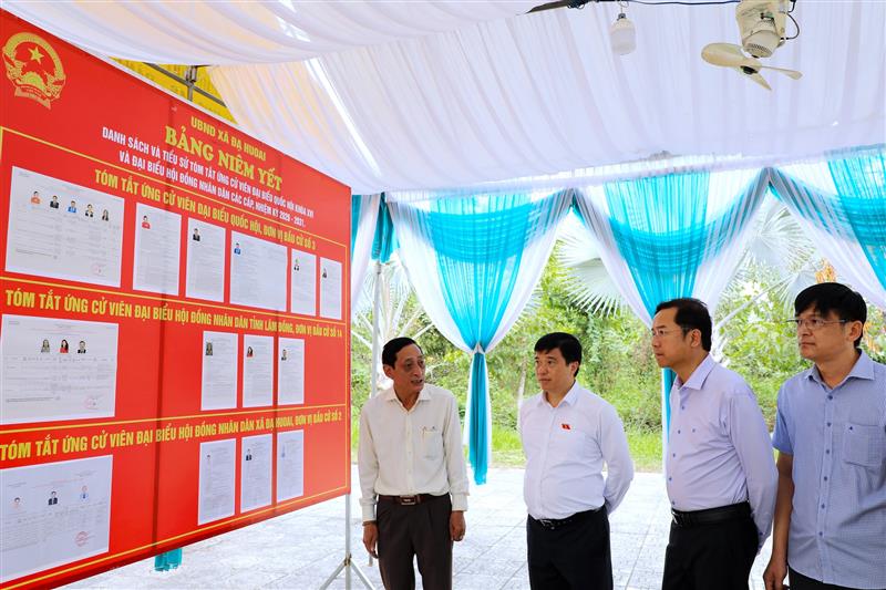 Bí thư Tỉnh ủy Lâm Đồng Y Thanh Hà Niê Kđăm kiểm tra khu vực bỏ phiếu thôn 4, xã Đạ Huoai