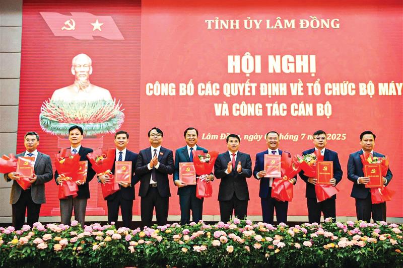 Bí thư Tỉnh ủy Y Thanh Hà Niê Kđăm và Phó Bí thư Tỉnh ủy Đặng Hồng Sỹ trao quyết định bổ nhiệm Trưởng Ban Tổ chức Tỉnh ủy và các Phó Trưởng Ban Tổ chức Tỉnh ủy. Ảnh: Chính Thành