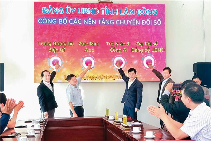 Các đại biểu thực hiện nghi thức bấm nút khởi động hệ sinh thái chuyển đổi số tại Lễ công bố, đánh dấu bước ngoặt hiện đại hóa công tác Đảng bộ. Ảnh: Hạo Nhiên