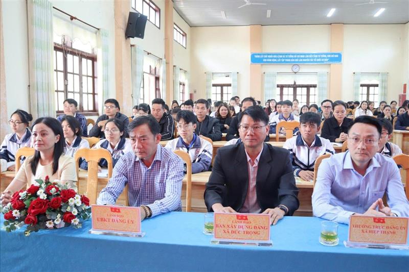 Các đại biểu tham dự lễ khai mạc